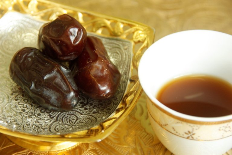 Arabic coffee with traditional dates (photo courtesy of Arabic Zeal)