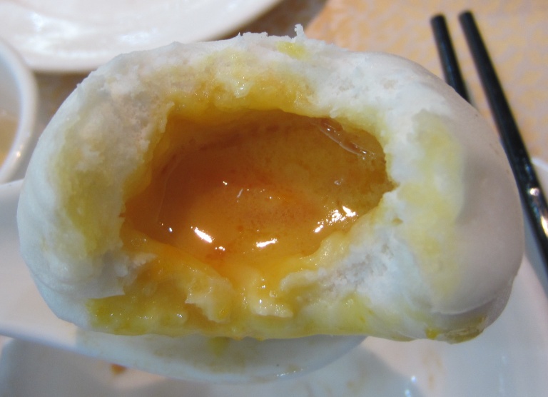 Delicious Lai Wong Bao from Singapore's Chinatown!